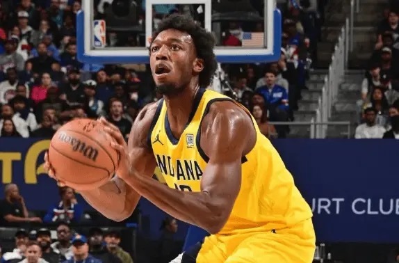 卡莱尔谈到这次签约时说：“这和托尼的拇指伤势直接相关。正因如此，让詹姆斯回来这段