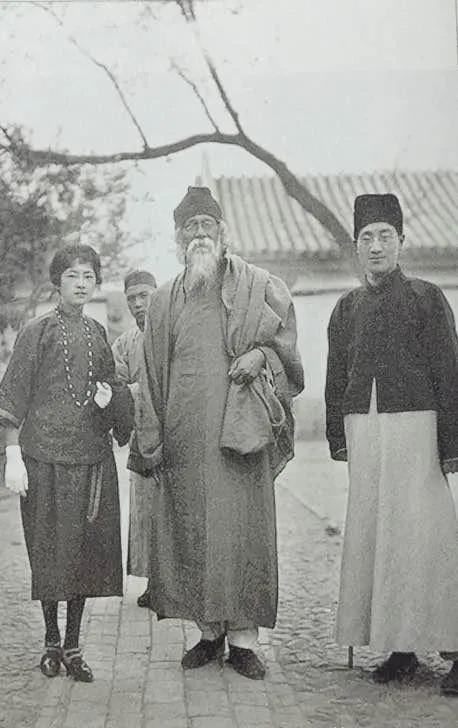 徐志摩终于盼来了这一天，林徽因答应了做他的新娘。在众人的目光中，林徽因穿着自己设