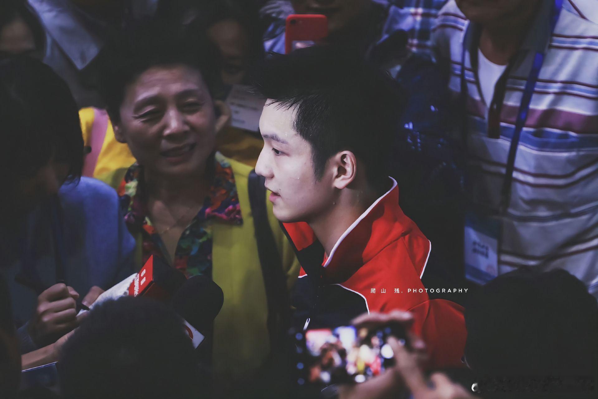 这位大姨的动图至今还活跃在网络之上。大姨：“这孩子真俊” 谁有大姨与樊振东的那个