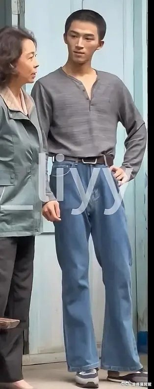 王星越这个造型如果是因为不同年代发型不一样所以短发需要带发套也不是不能理解了……