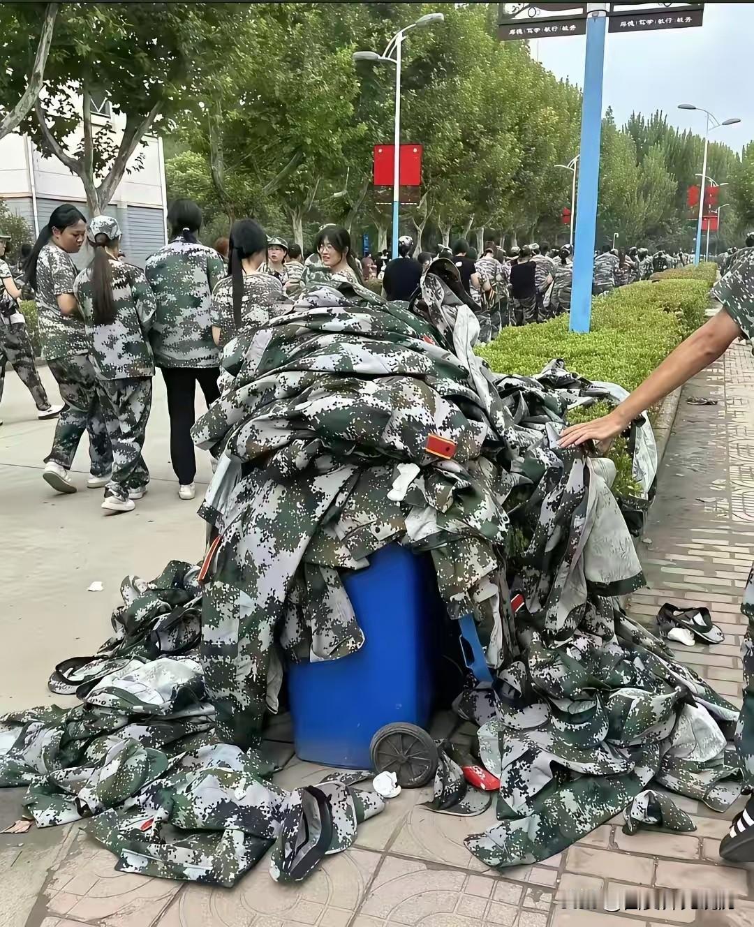 你看到这一幕，心里是个感想？
大学生军训完，迷彩服直接扔垃圾桶，真的让人有点接受