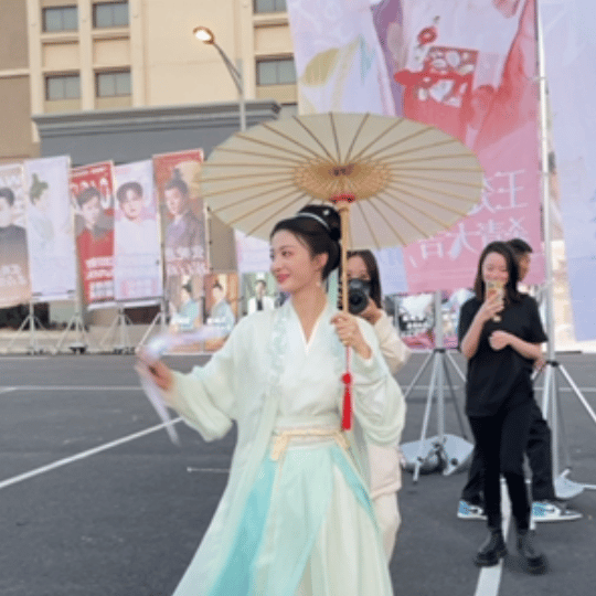 吃了三个煎蛋8个饺子 两把青菜 