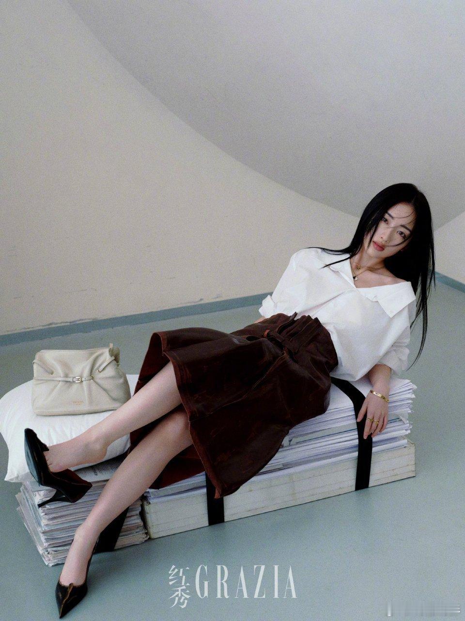 邓恩熙 白开水淡颜 笑起来眉眼弯弯漾着清甜，静下来眸光澄澈藏着淡然，邓恩熙把淡颜