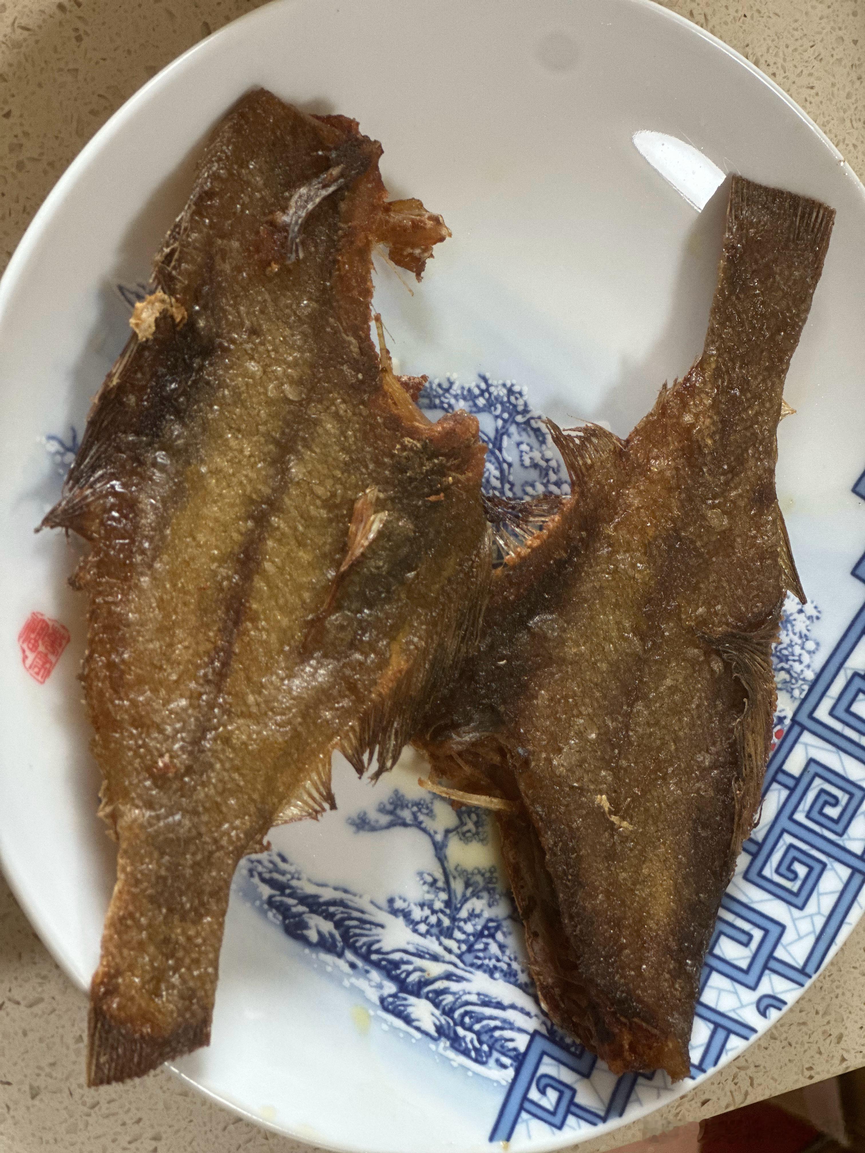 海边城市很多人都喜欢吃咸鱼，以前可能是条件有限冬天吃不到新鲜的，所以要腌制保存，