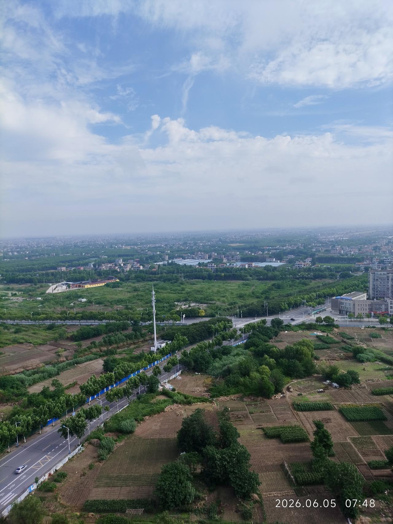 站得高看得远，今天是一个阳光灿烂的日子。蓝蓝的天空，白云飘，忘了烦恼，真好！