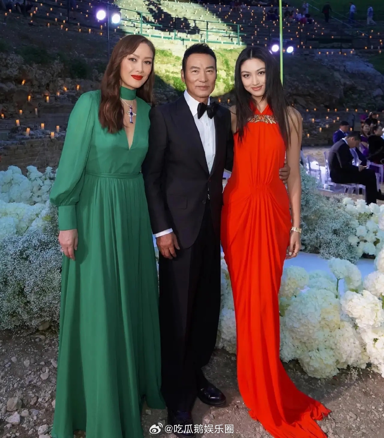 任达华女儿晒一家人合影，在意大利参加朋友婚礼！这一家人简直太养眼了，霸气又美丽，