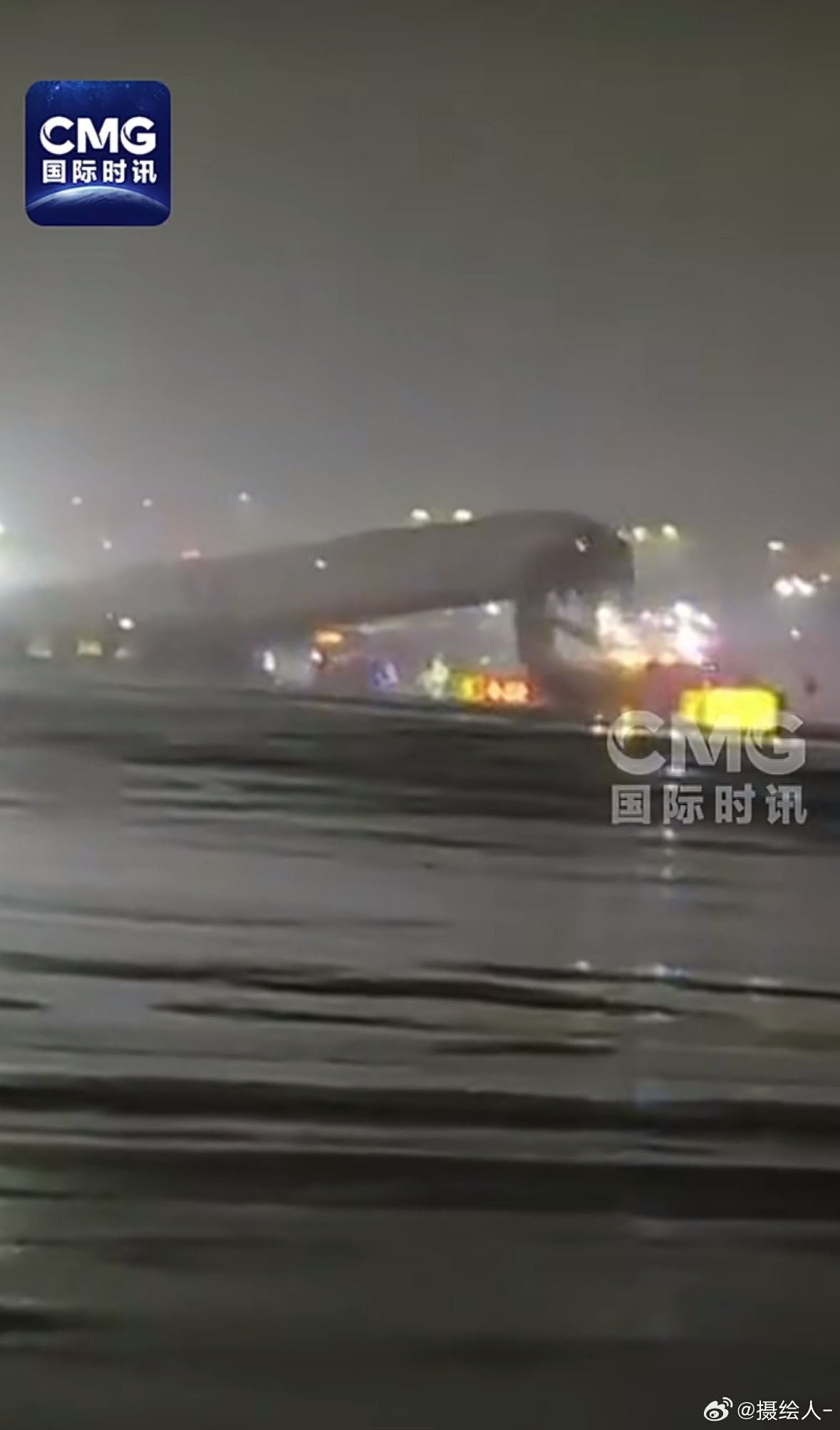 美国纽约机场接连发生事故不是，连着发生两起客机于其他交通工具相撞的事故，塔台的朋