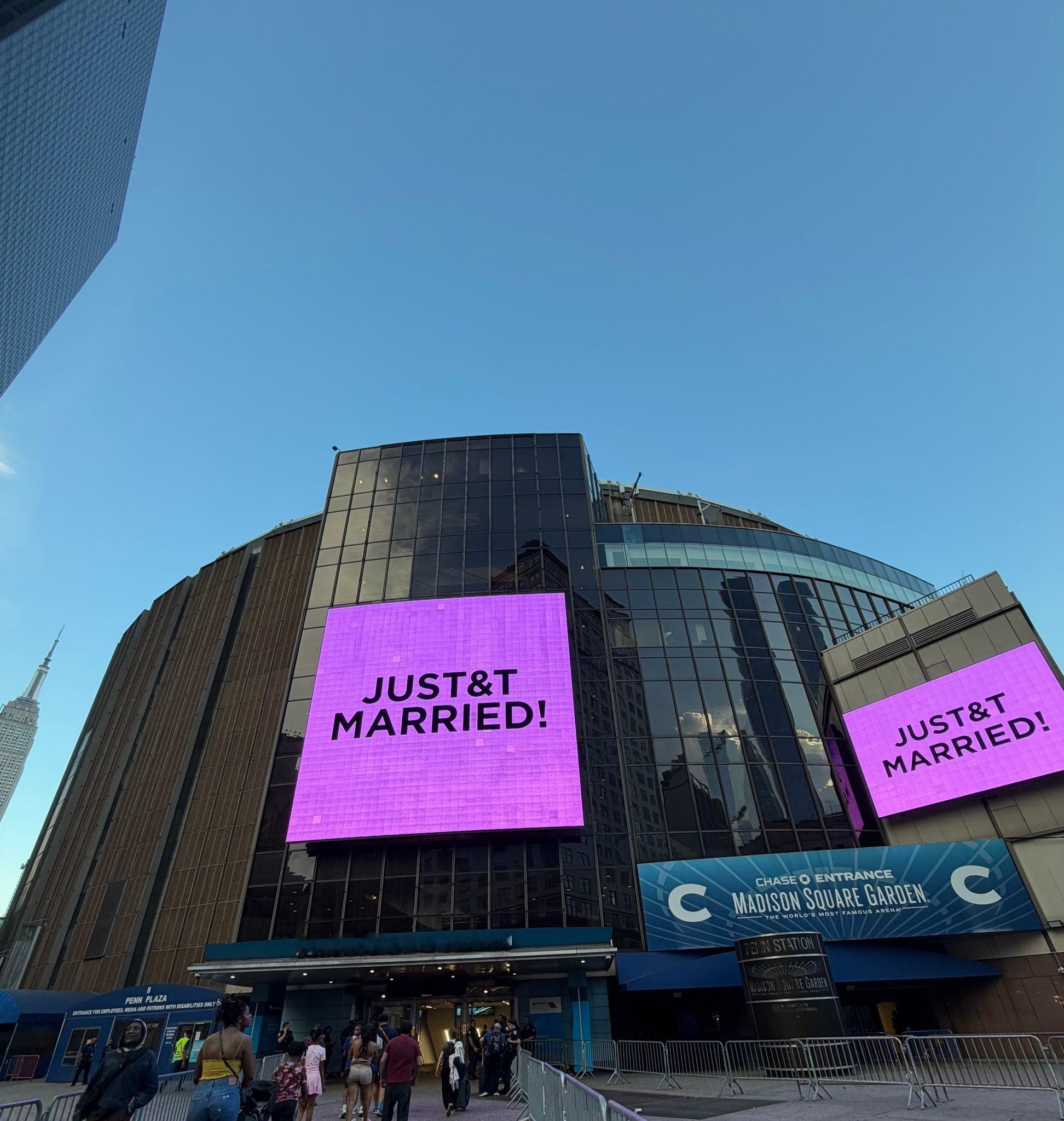 TaylorSwift  MSG场外大屏公布Taylor与Travis正式成婚！