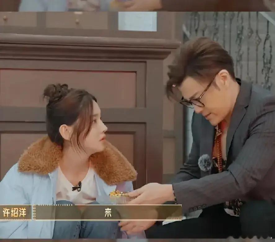 你们瞧见李沐宸在戏里给吴镇宇整得那叫一个无奈哟！ 李沐宸演个赌徒女友，这剧情也是