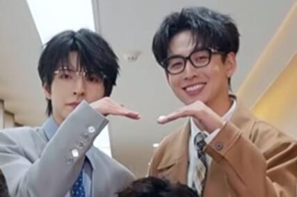 齐思钧齐锣人设不倒入职仪式感被齐思钧玩明白了，别人送花他送锣，齐锣人设稳了！齐思