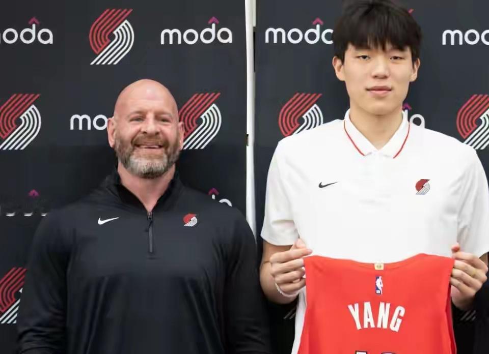 杨瀚森旁边男士是谁