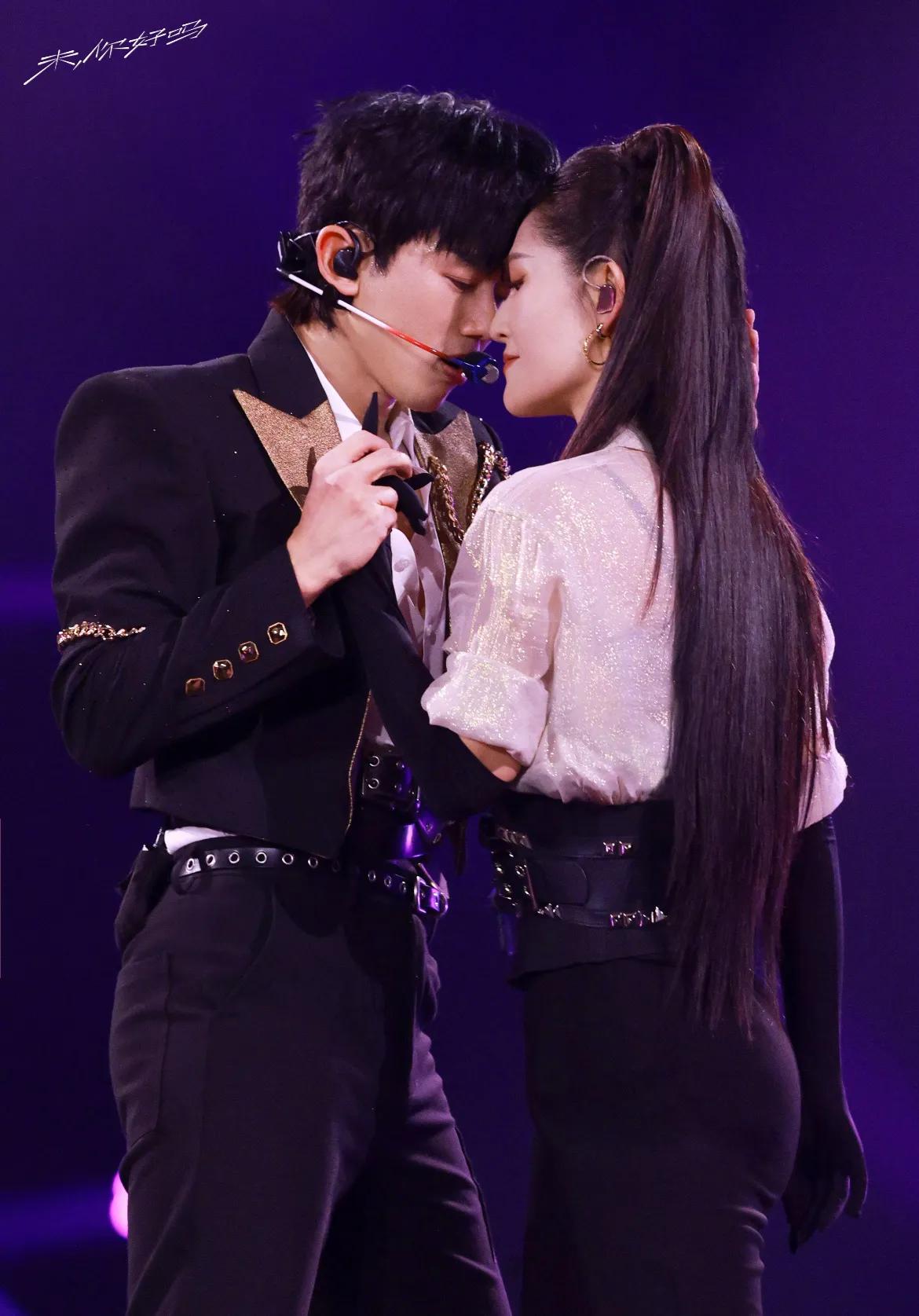 唯粉吵得越凶，张杰撒狗粮越狠！

张杰演唱会邀请谢娜担任嘉宾的余热还未散去，一则