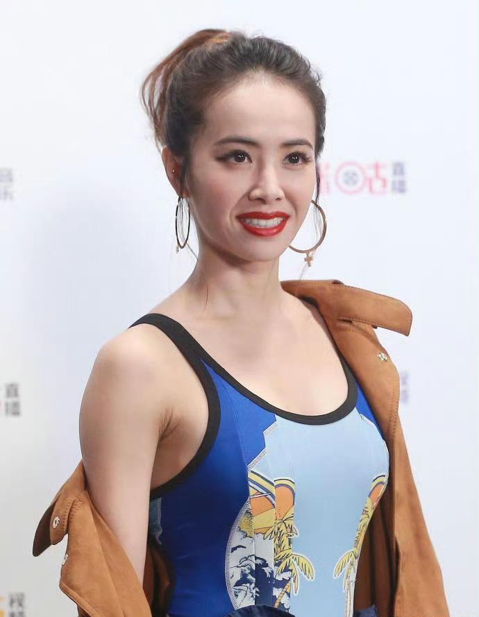 44岁蔡依林的法令纹也太深了吧，看起来没有外界说的那么年轻漂亮，少女感荡漾无存[