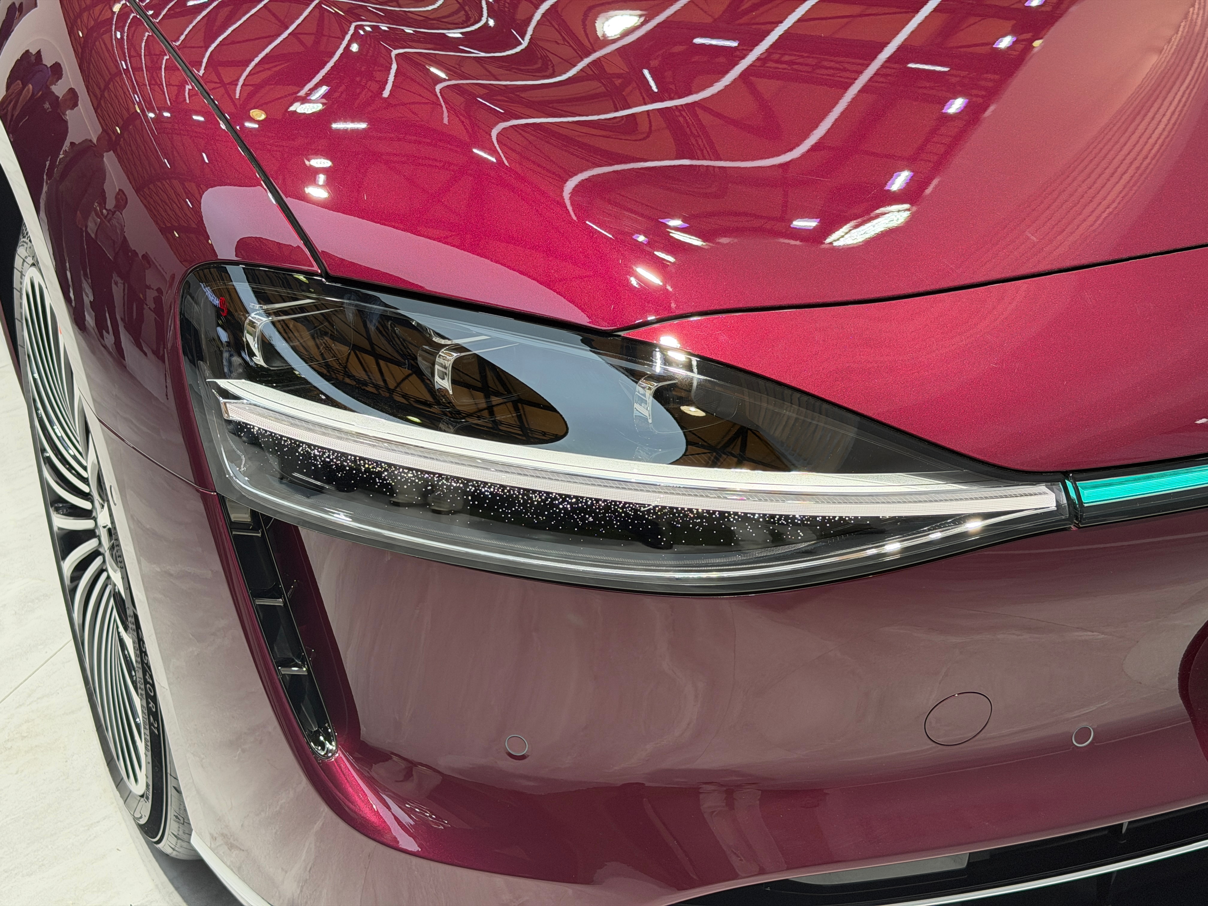 AWE第二站，华为。  智能汽车现在已经算是智慧家庭的一部分了，所以这次在鸿蒙智