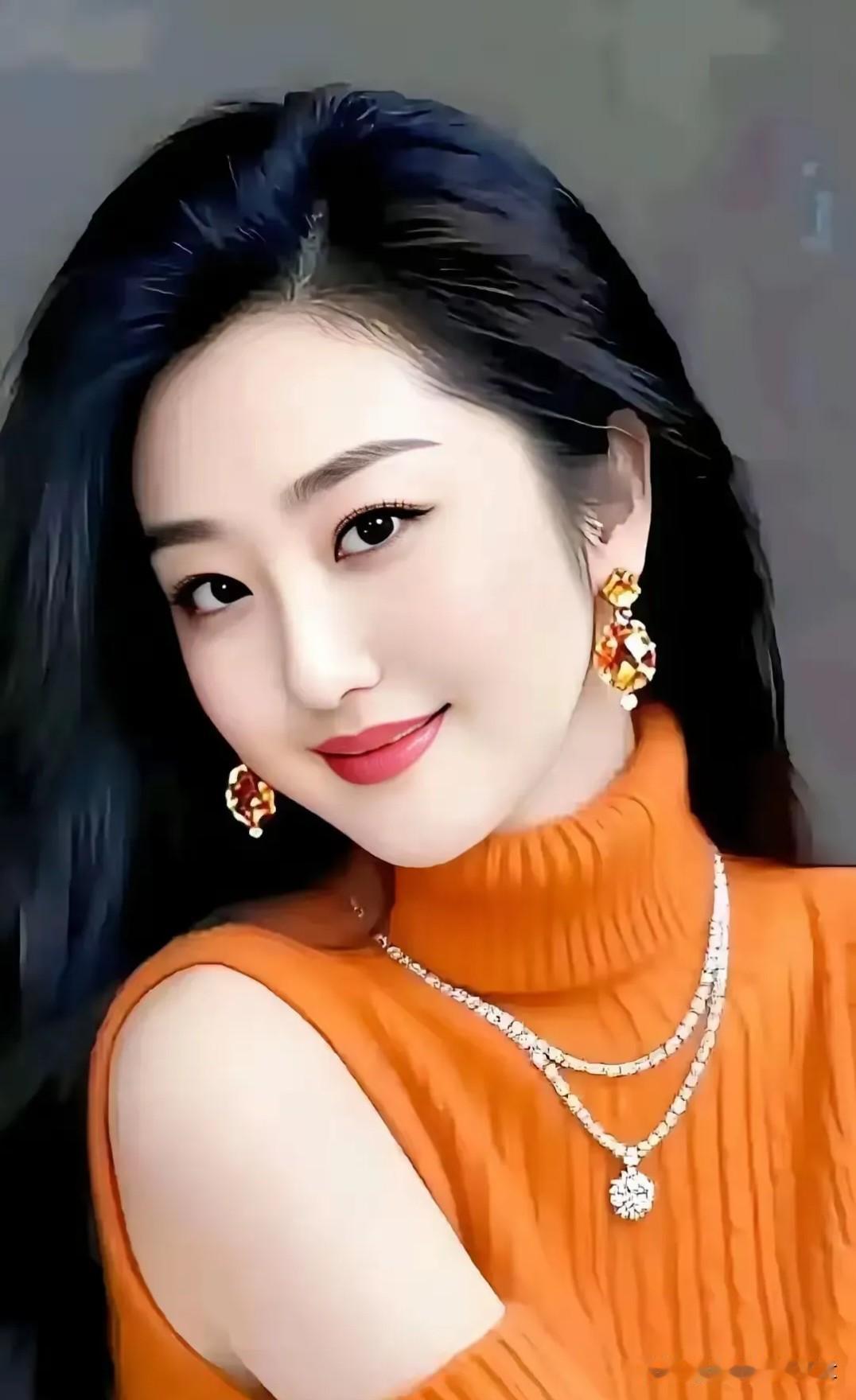 行香子·橙裳清姿
 
墨发如云，暖橘罗裳。
衬一身璀璨珠光。
金珠坠耳，叠链垂膛