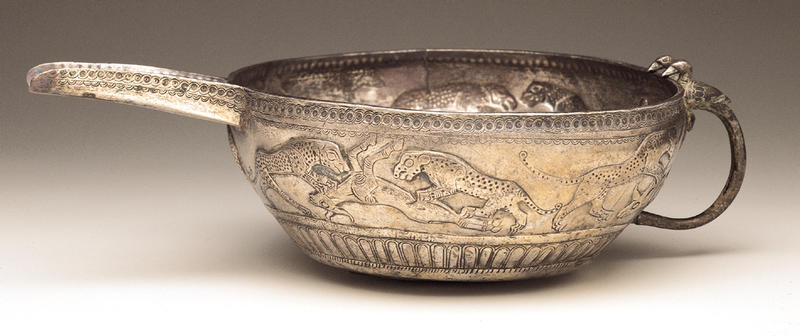 日本美秀美术馆藏公元前九世纪至前七世纪伊朗西北部地区制作的 猛兽捕猎纹银匜 