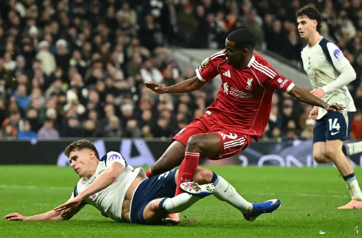 利物浦 伊萨克昨天成功进行了左腿手术，主要的伤是腓骨骨折，次要伤是脚踝挫伤。一般