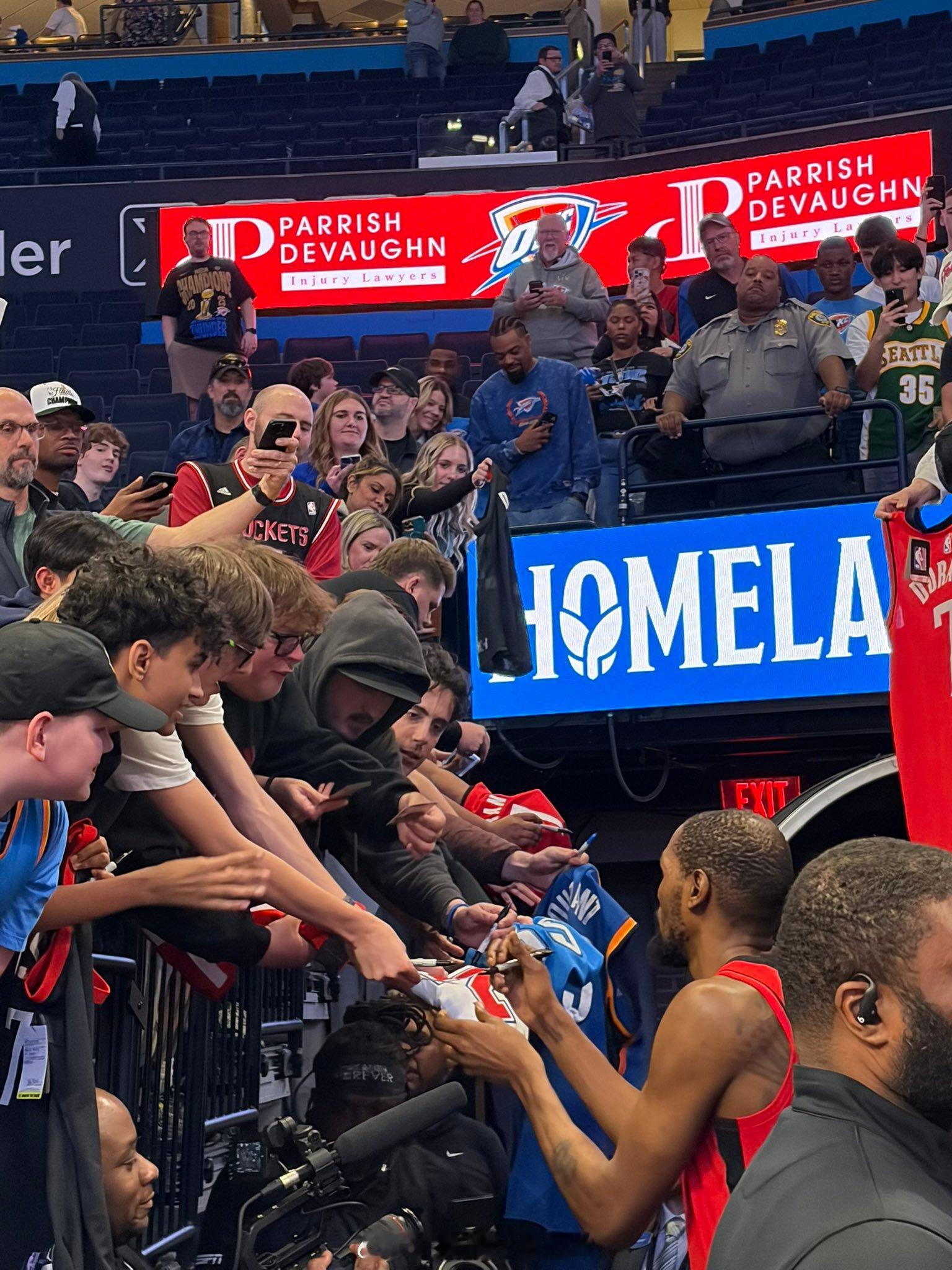 杜兰特在今天的胜利后向雷霆球迷表达了爱意火箭vs雷霆火箭战胜雷霆休斯顿火箭