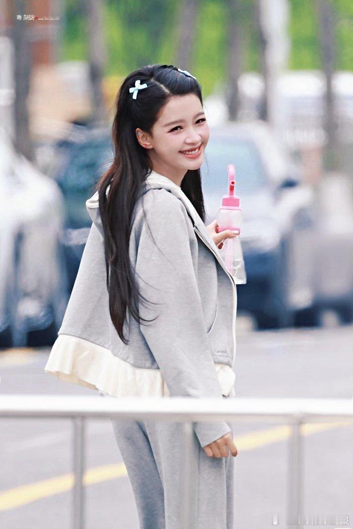 孙怡收到自己老鼠干的反应乘风2026乘风舞台上闪闪发光的孙怡，私下收到老鼠干画风