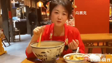 多位博主吐槽长安十二时辰的大碗，20元一碗的面，盖不住碗底。
槽点一，碗大
槽点