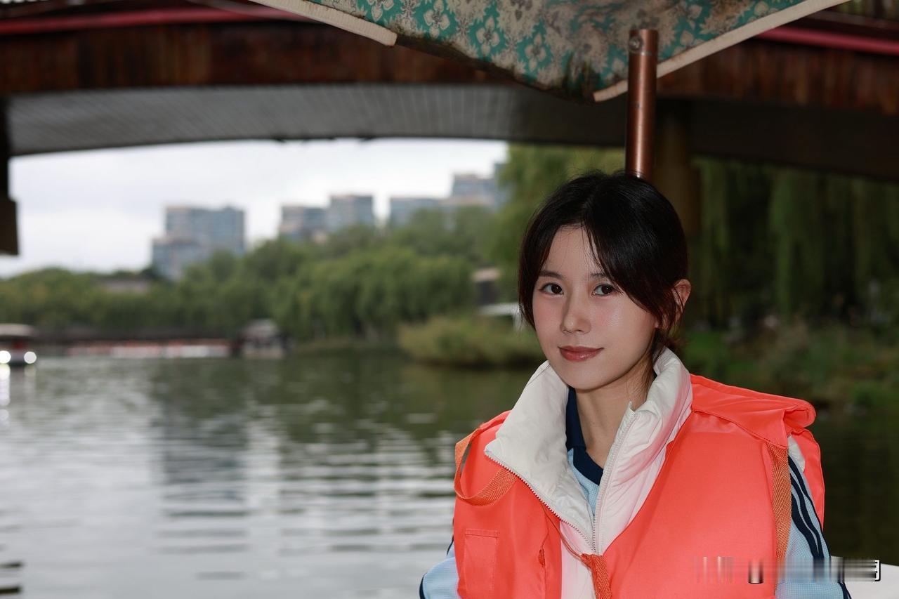 在湖边，感受自然的宁静与美好。