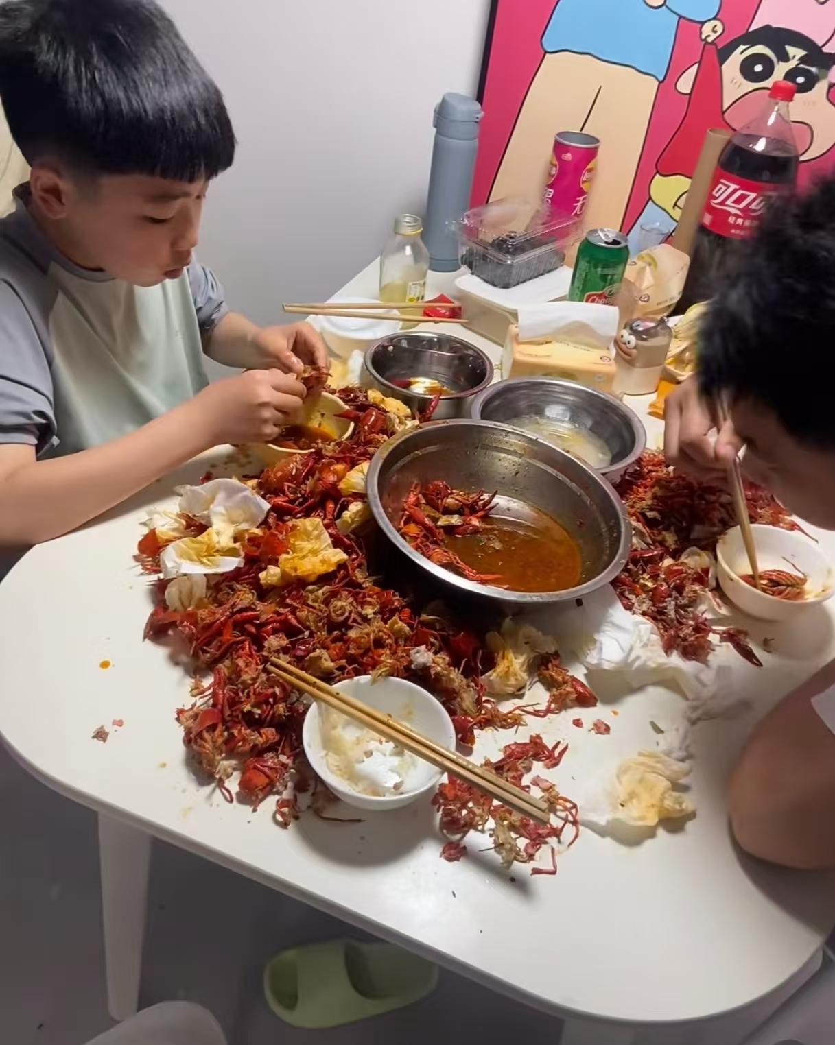 弟弟来我家吃饭，盯着一盘虾使劲剥着吃，虾壳堆了一堆，老公见状就说还有孩子要吃，你