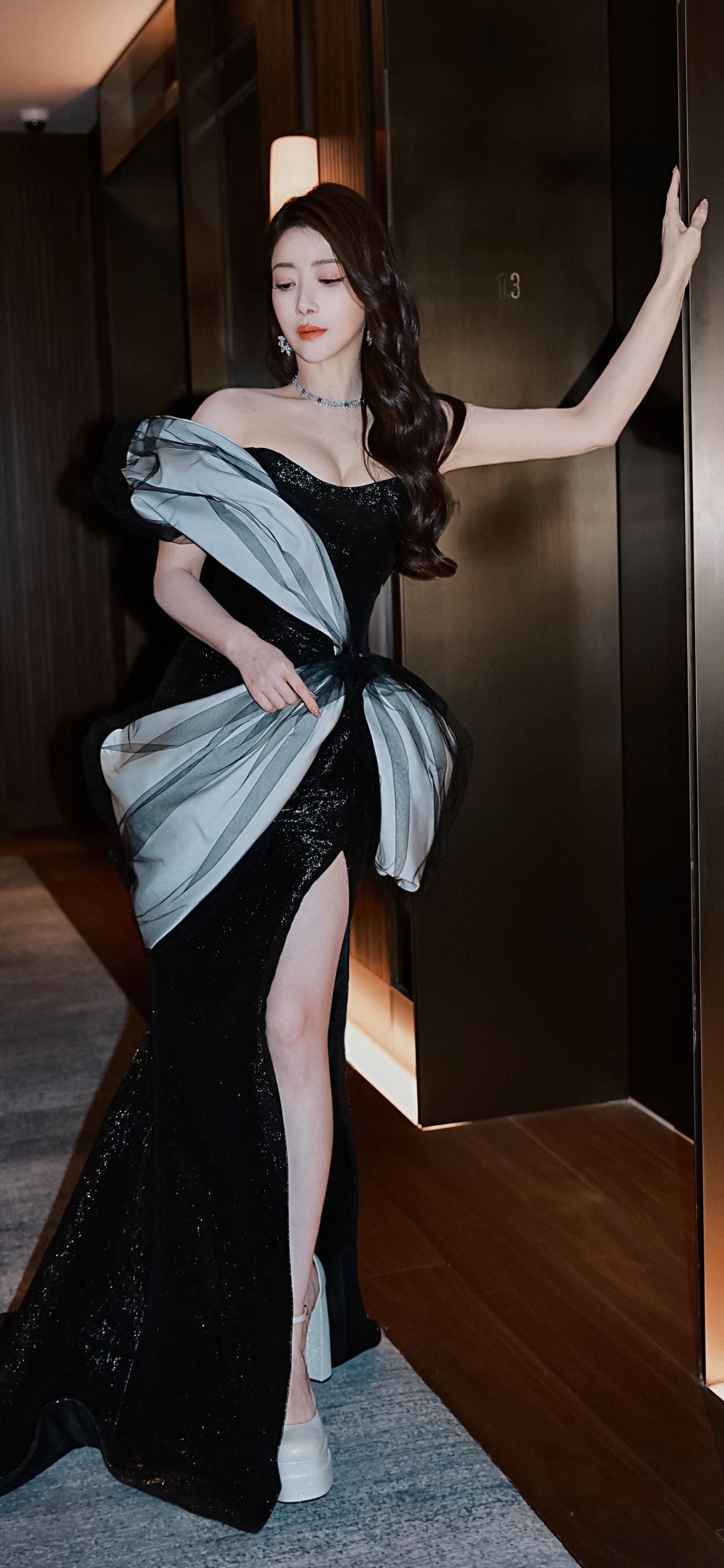 陈紫涵这身材和颜值，简直绝了！说她“丰满勾人”“曲线如蜜糖裹火”一点都不夸张。在