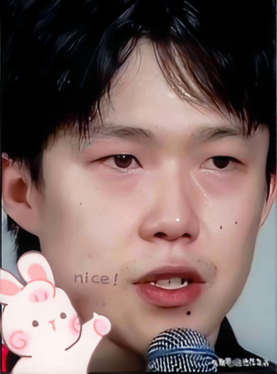 我心里咯噔一下！

这不是累，这是透支了。

刚在单打跟弗朗西斯卡死磕完，转头就