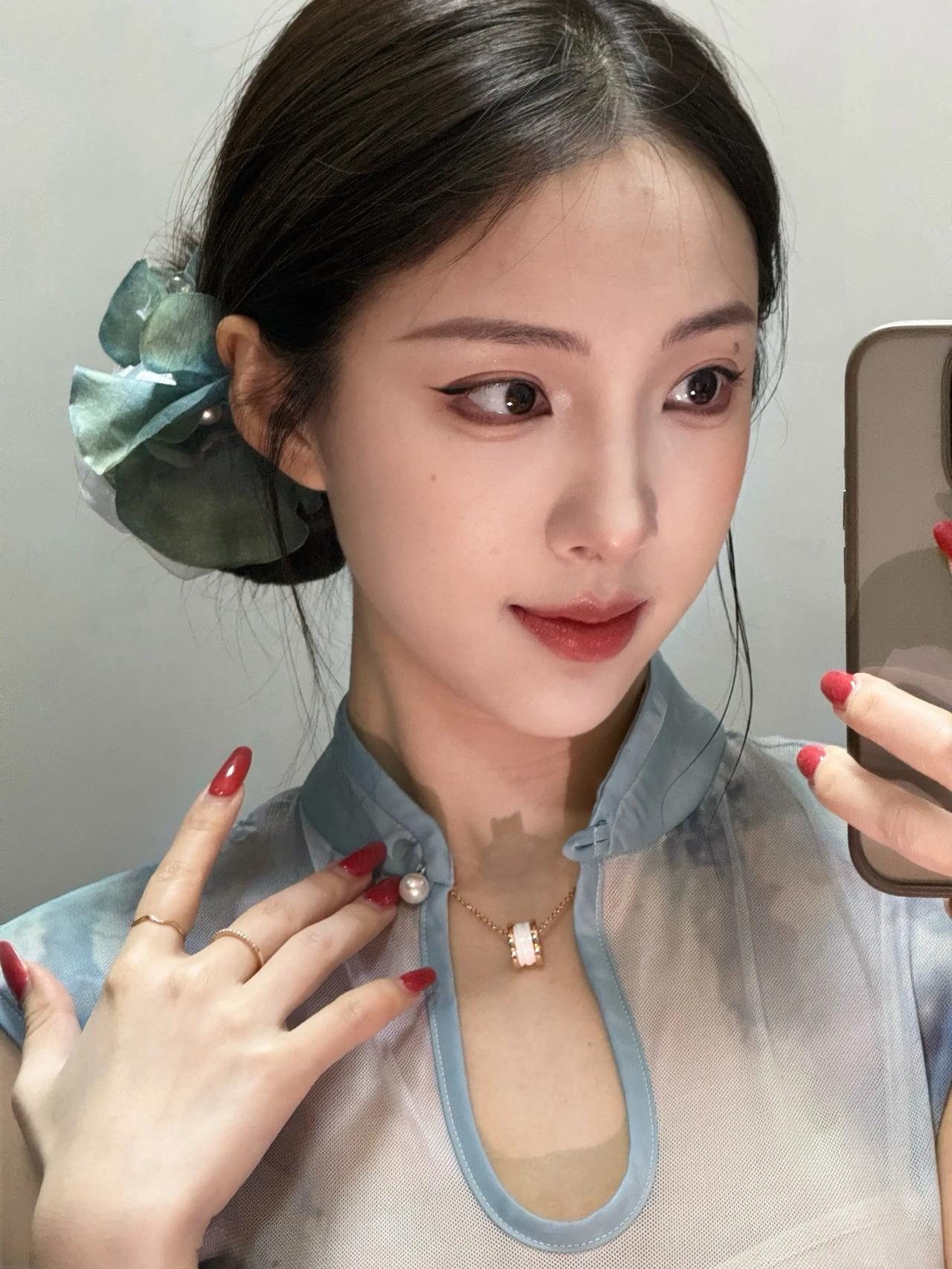 我真的不适合新中式嘛？
评论区扣1告诉主包。

减龄中式旗袍 旗袍复古照 旗袍自