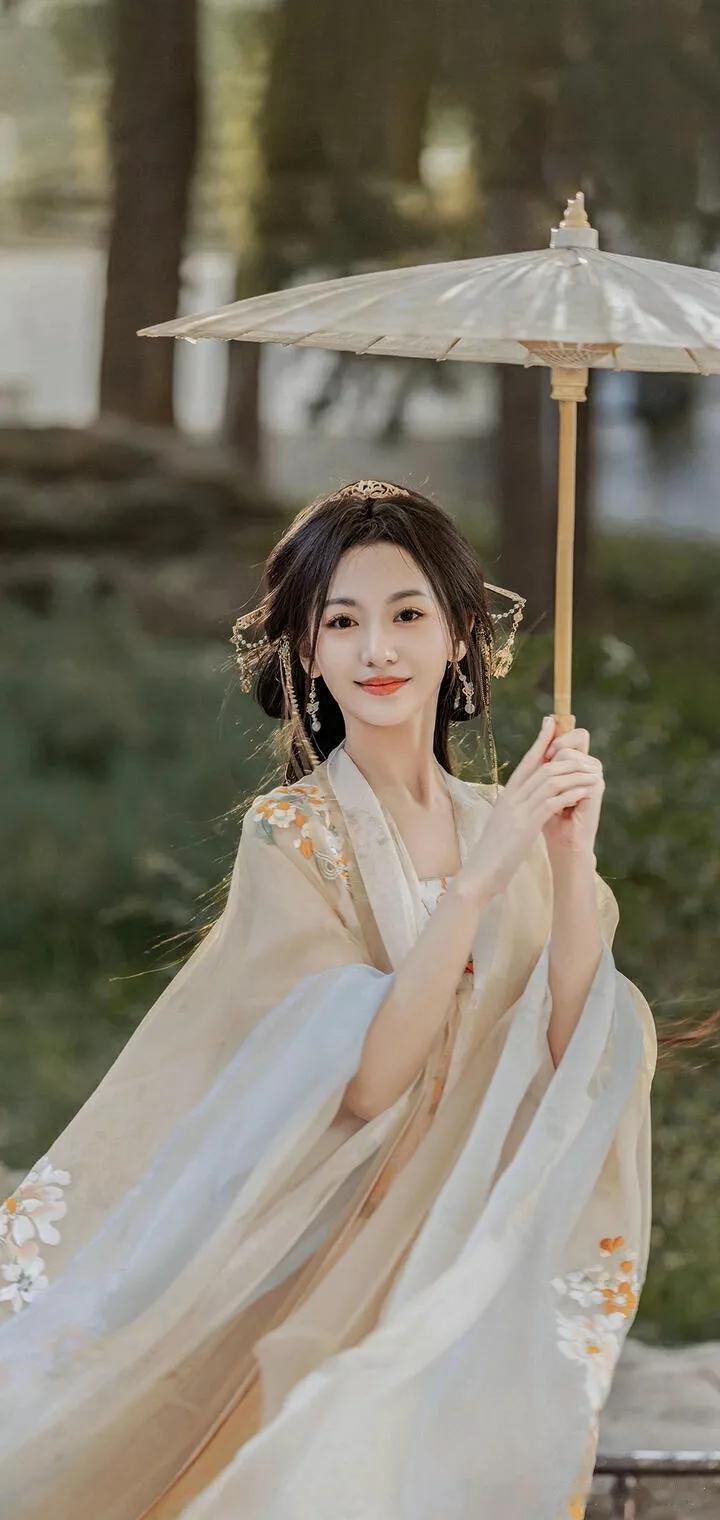 古风少女手持油纸伞，漫步在古色古香的园林中，那画面美极了！
就像我曾在摄影展看到