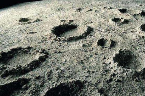 月球遍地是土，为啥不能随便带回地球？
 
咱们国家嫦娥五号闯过地月往返的层层难关