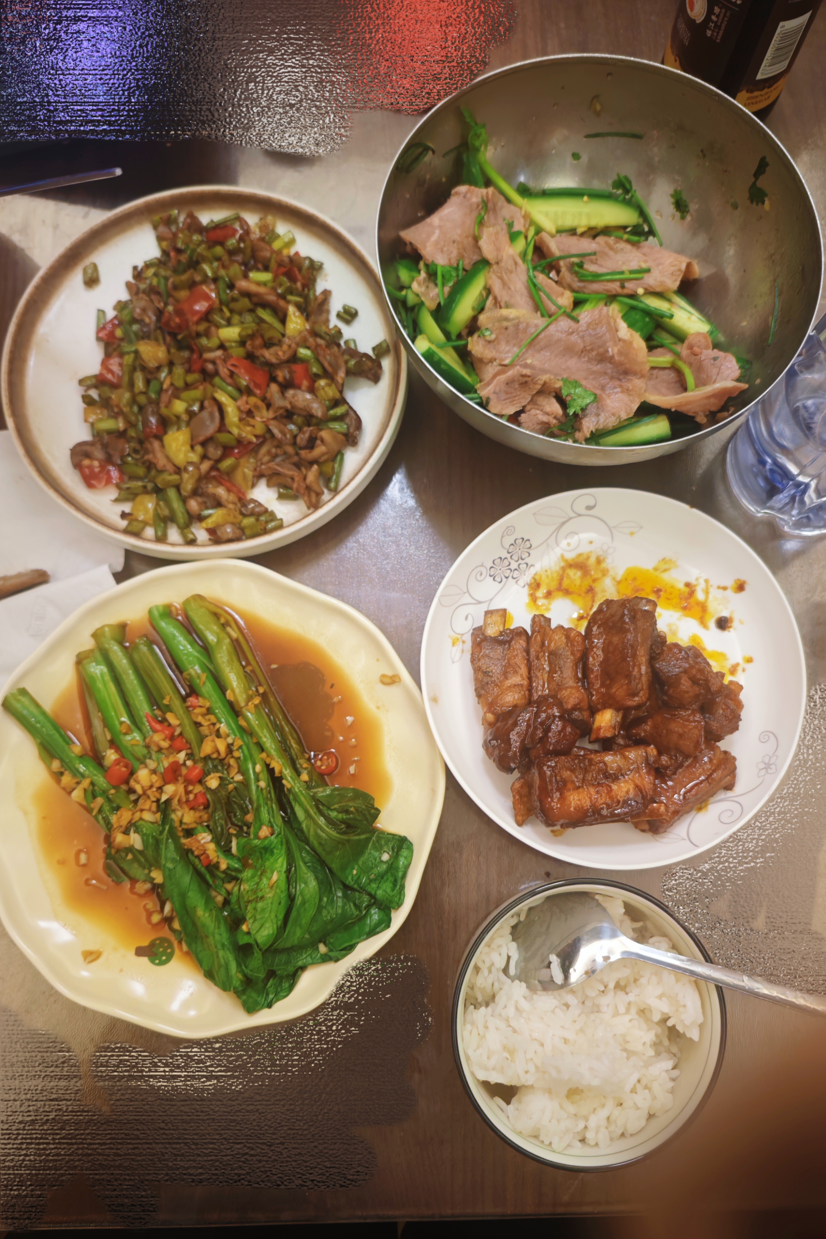 感觉，我也可以开个教程“大夏天如何糊弄一桌子菜”泡椒鸡杂→盒马料理包炒一炒沙葱牛