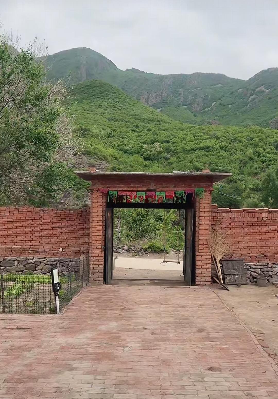 走进这个大门，就是山里去喽！这里环境太好了，大山环绕，环境优雅，在这里住需要注意