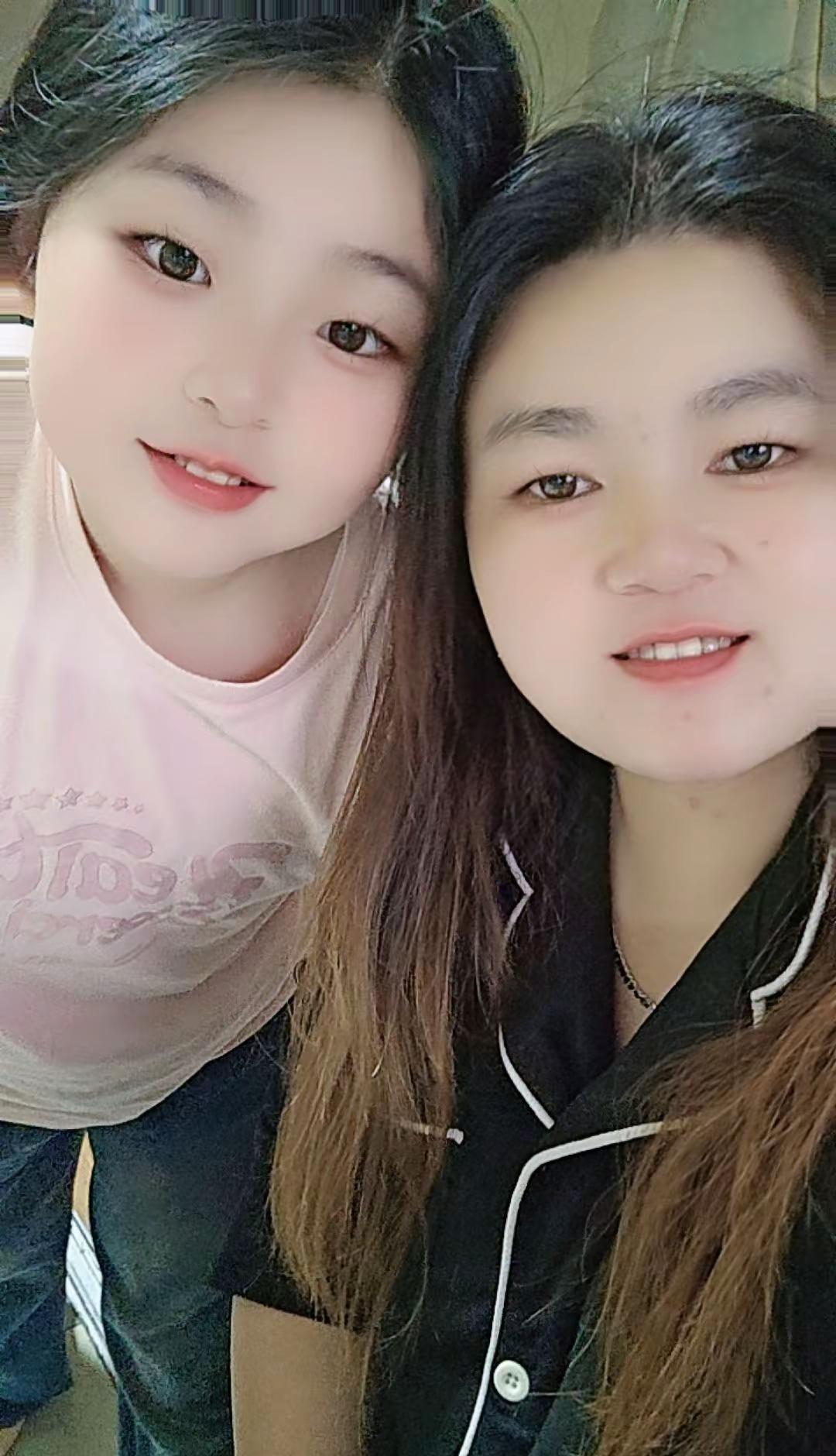 我陪你长大，你陪我到老，愿时光能缓，愿你笑面如花。你要像星星一样努力发光又可爱。