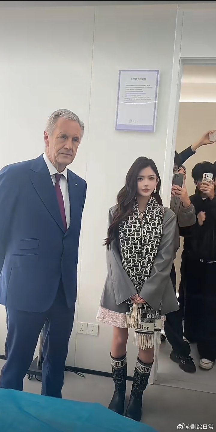 韩安冉与德国前总统同框建议韩安冉补习礼仪课，总统全程无交流，这排面确实太“临时”