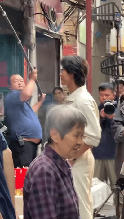 猎雨人间杀青质感悬疑好剧猎雨人间正式杀青！雨夜氛围感直接拉满，王千源自带沉稳压迫