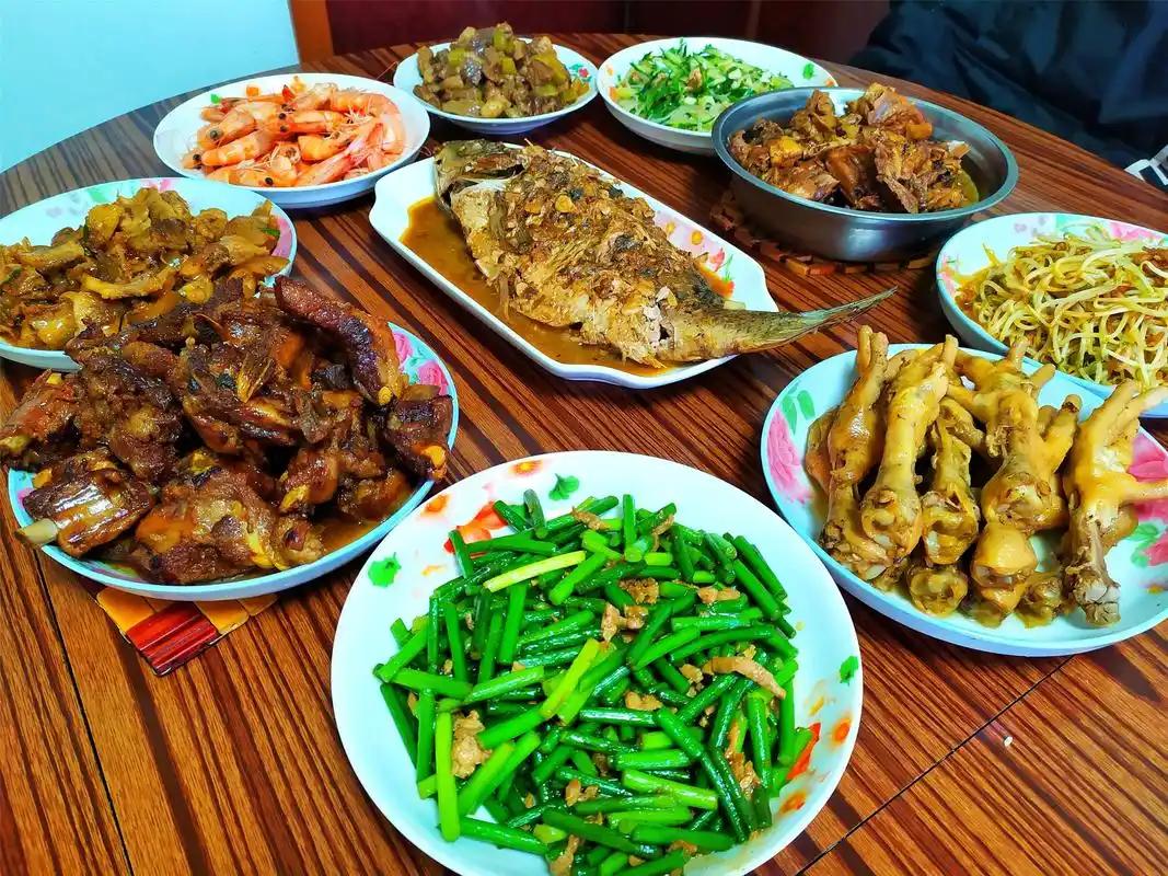 长途车程到家已是傍晚，婆婆早站在村口路灯下等候。进门先递上温乎的蜂蜜水，灶上焖着