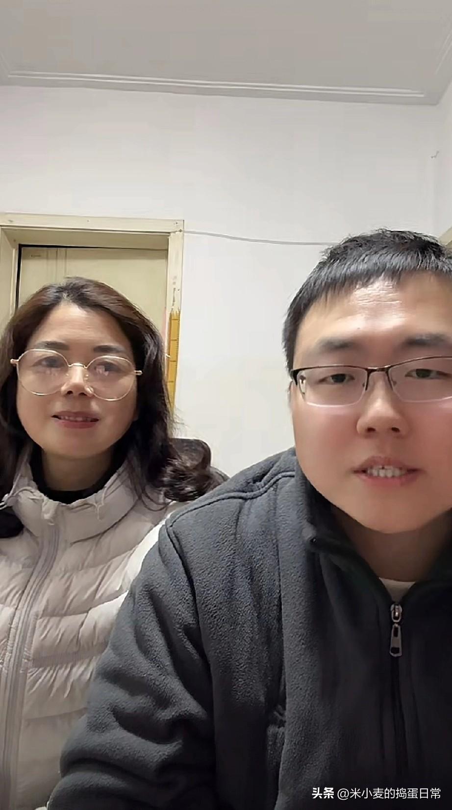 89年小伙娶66年阿姨，就是为了做网红？
 
刷到一对夫妻直播，标题直接炸眼：“