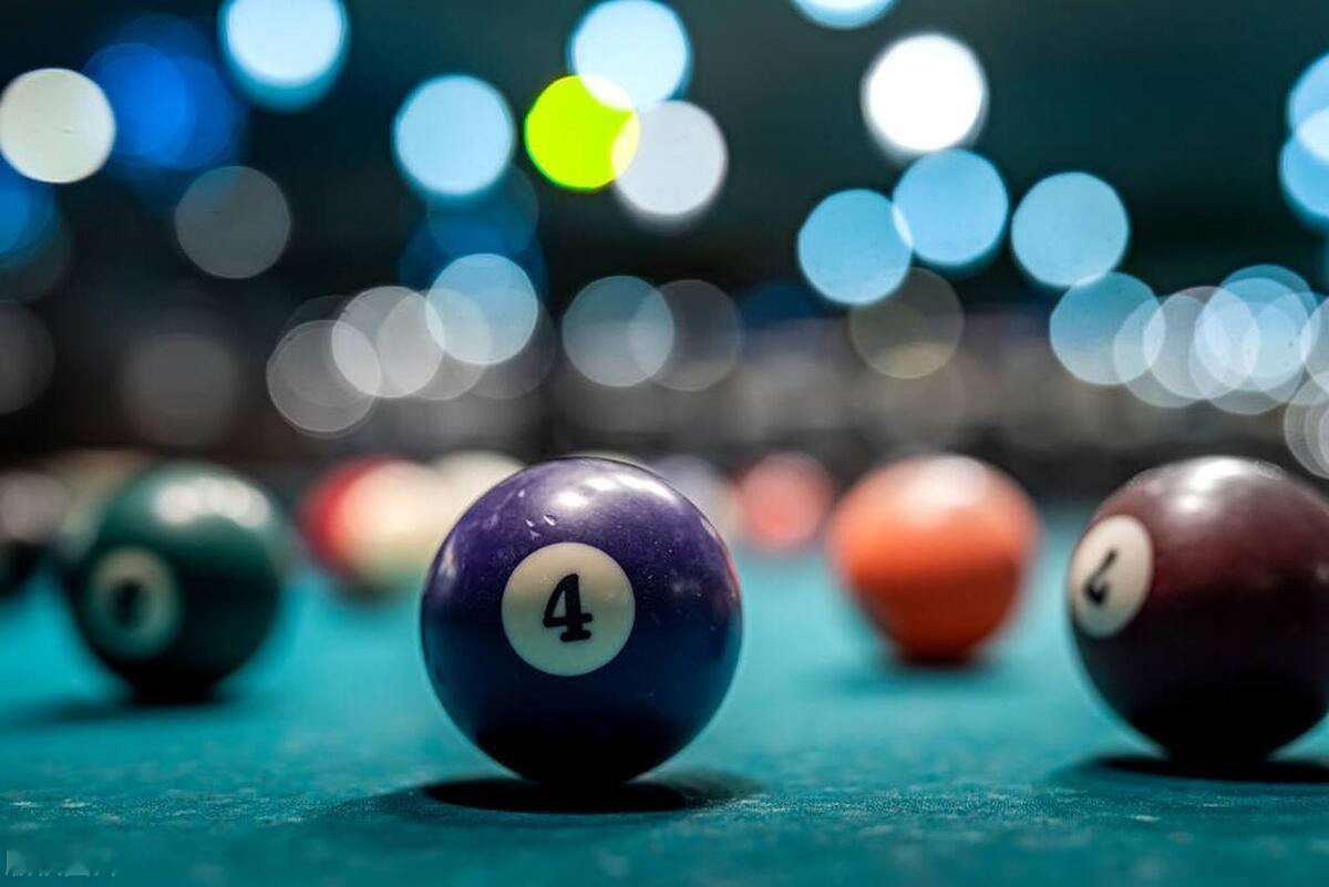 我快被我老公气死了，今天早上天还没亮就醒了，一看旁边的被窝空的，他居然去打了一晚