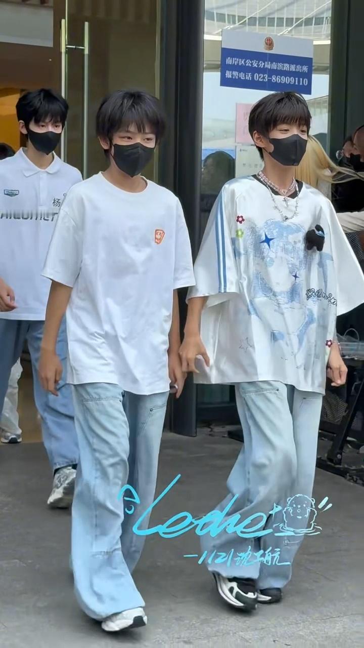 再靠近一点点就让你牵手 