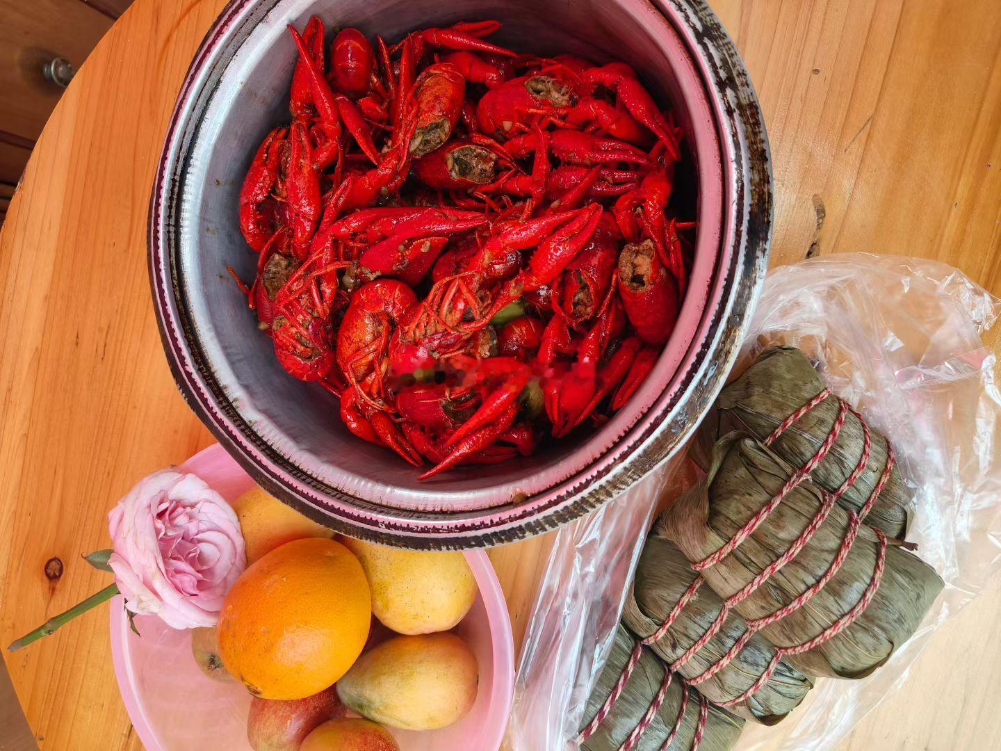 小龙虾到底卫不卫生 龙虾🦞季节一定要多吃几次边吃边挨骂，老一辈说这玩意有毒？不
