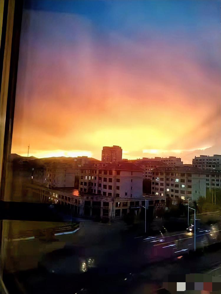 我老公进ICU那次，他二哥在外面椅子上睡了14个晚上，谁劝都不换，手里攥着20万