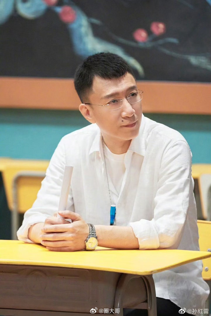 孙红雷在看开始推理吧直播红雷哥也是开推团的粉丝嘛，居然在看新一季《开始推理吧》的