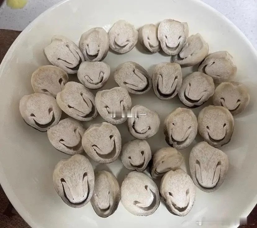 当全世界不给你好脸色的时候可以吃草菇 