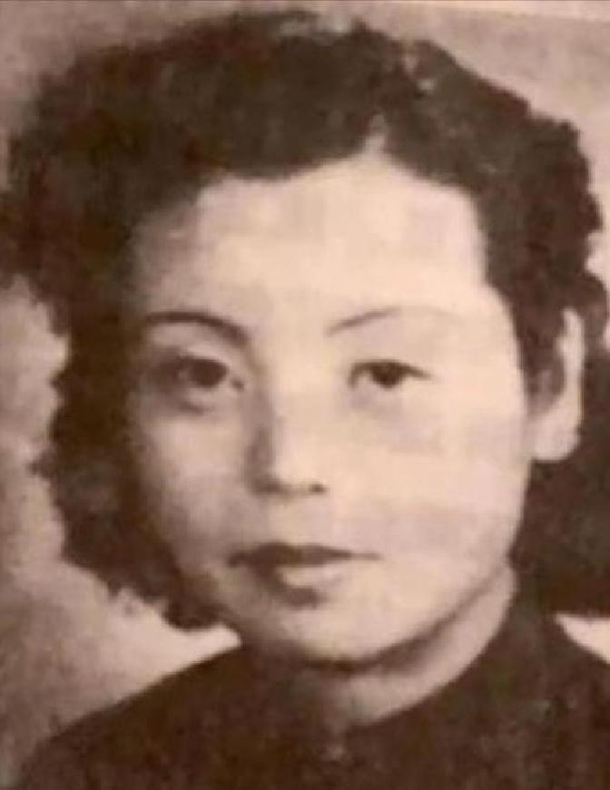 1970年，陈独秀女儿被批斗，她绑上油桶跳海偷渡，不会游泳的她漂泊10多小时，刚