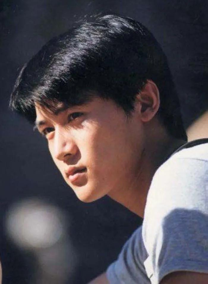 陆毅颜值巅峰时刻。
记得他在拍完颜值巅峰期的《永不瞑目》后，在稍后的《像雾像雨又