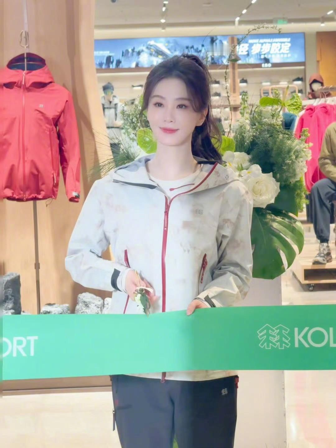 刘诗诗白到发光 天呐，线下活动状态太好了，整个人好白好亮好想用这张脸活一次刘诗诗