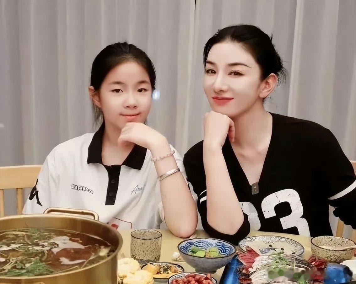 黄奕带女儿赴韩国学习唱跳黄奕的女儿这也是要走上在韩国出道的道路啊，可以向小沈阳的
