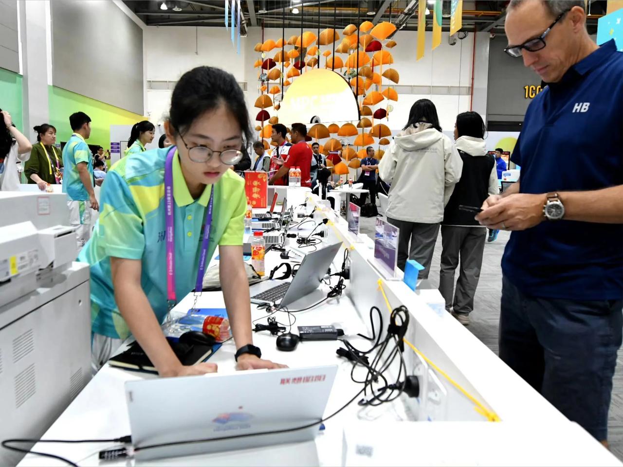 你敢相信亚运会期间，近万台联想昭阳笔记本和ThinkCentre M大师台式机连