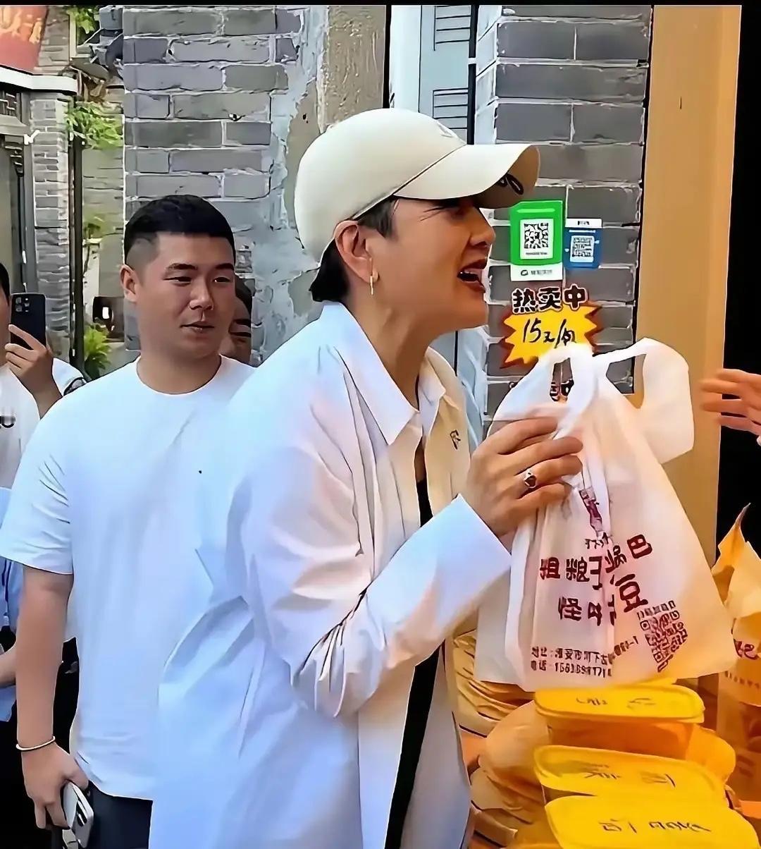 张凯丽拍戏闲暇逛街购买小吃一份，在她准备付费时，被细心的摊贩认出，摊贩说：我是你